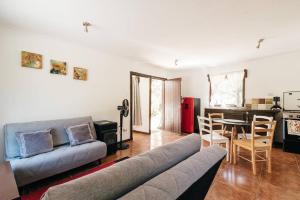 a living room with a couch and a table at Cabaña Jacuzzi Exterior Privado in San José de Maipo