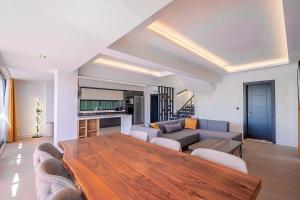 Una sala de estar con una mesa de madera y un sofá. en luxurylifevillas 1-2-3-4, en Fethiye