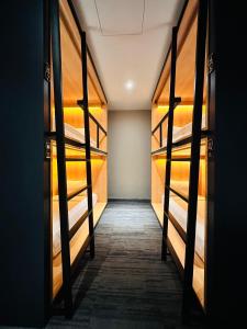 Habitación con 2 literas y pasillo. en The Bed Bukit Bintang en Kuala Lumpur