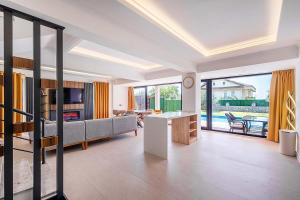 una sala de estar con un sofá y una mesa en luxurylifevillas 1-2-3-4, en Fethiye