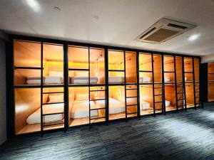 Una habitación con un montón de literas. en The Bed Bukit Bintang, en Kuala Lumpur