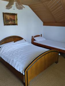 1 Schlafzimmer mit 2 Betten in einem Zimmer in der Unterkunft Smeštaj Milekić - Nova Varoš in Vraneša
