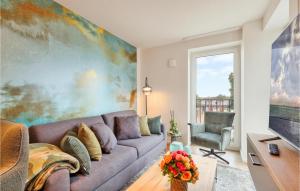 uma sala de estar com um sofá e uma pintura grande em 1 Bedroom Nice Apartment In Nordstrand em Nordstrand