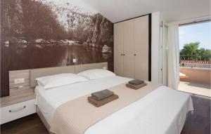 um quarto com uma cama com duas toalhas em Stunning Home In Sestanovac With Wifi em Šestanovac