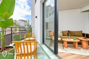 - Balcón con sofá y mesa en Stayhere Casablanca - Maarif - Elite Residence en Casablanca