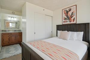 une chambre avec un grand lit et un lavabo dans l'établissement Tower 1 Suite 2705 - QQS, à Honolulu
