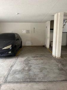 un garage con un'auto parcheggiata in esso di Apartamento bien ubicado. a Bucaramanga
