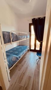 1 Schlafzimmer mit 2 Etagenbetten und Holzboden in der Unterkunft L'angolo in centro in Partinico
