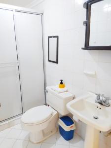 bagno bianco con servizi igienici e lavandino di APT con vista al Mar - Cerca al Centro Histórico - 1106 a Cartagena de Indias
