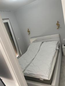 - un petit lit dans une salle d'hôpital dans l'établissement Apartament Jantar Rybacka, à Jantar