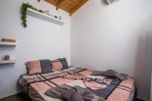 ein Schlafzimmer mit einem Bett mit Decken darauf in der Unterkunft Marco Beach Tiny House in Faliraki