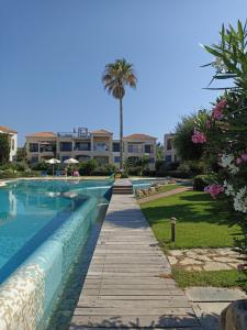 una piscina con un resort sullo sfondo di Infinity Night Villa a Chania