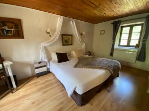 sypialnia z dużym łóżkiem w pokoju w obiekcie Les Moulins Du Duc ÉCOLODGE w mieście Moëlan-sur-Mer