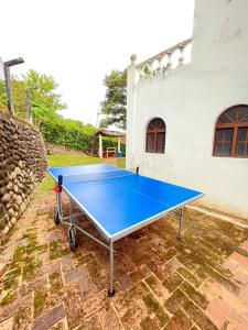 una mesa de ping pong en el patio de una casa en Espectacular CASA FINCA con piscina, WiFi Y AA, en Melgar