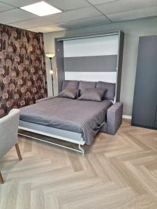 ein Schlafzimmer mit einem großen Bett in einem Zimmer in der Unterkunft Mooie studio 14 Cn in center in Rotterdam