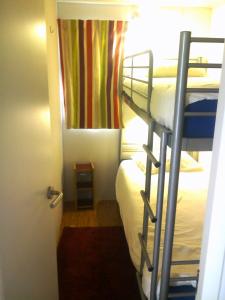 Poschodová posteľ alebo postele v izbe v ubytovaní Parque de Campismo Orbitur Foz de Arelho.