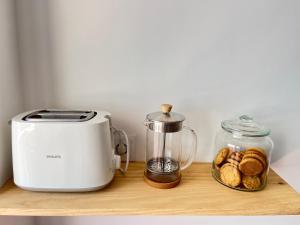 een aanrecht met een blender en een pot koekjes bij Appartement à 5 min de la plage in Aroeira