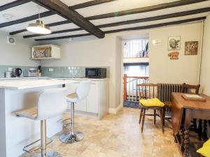 a kitchen and dining room with a table and chairs at Cae Gogrydd in Machynlleth