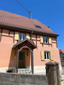 une petite maison rose avec un toit brun dans l'établissement La Maison Alsacienne, à Morschwiller-le-Bas