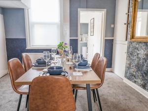 uma sala de jantar com mesa e cadeiras em 3 Auborough Street em Scarborough