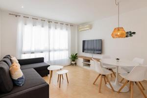 Μια τηλεόραση ή/και κέντρο ψυχαγωγίας στο María Turquesa by Altea Blanca Apartamentos Turísticos