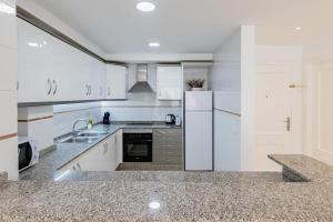 Η κουζίνα ή μικρή κουζίνα στο María Turquesa by Altea Blanca Apartamentos Turísticos