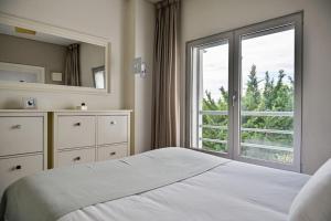 1 dormitorio con cama y ventana grande en Ola Lisbon - Benfica, en Lisboa