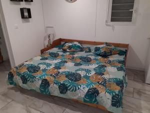 Katil atau katil-katil dalam bilik di Bungalow agéable et confortable, parking securisé