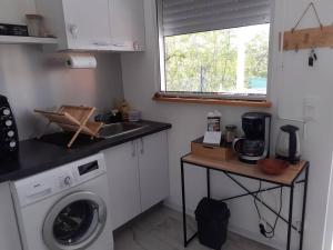 Kuchyň nebo kuchyňský kout v ubytování Bungalow agéable et confortable, parking securisé + 8 fotografií
