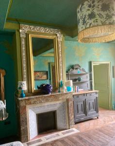 sala de estar con chimenea y espejo en Gogascony en Lavit