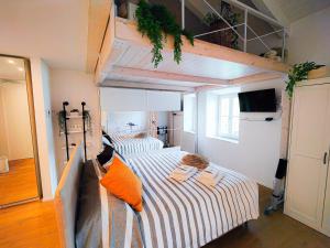 een slaapkamer met een stapelbed met een oranje kussen bij Morcote al lago 5* in Morcote