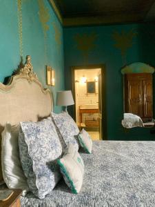 1 dormitorio con 1 cama grande y paredes azules en Gogascony en Lavit