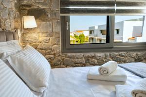 um quarto com uma cama com toalhas em THALASSIA LUXURY APARTMENTS em Stavros