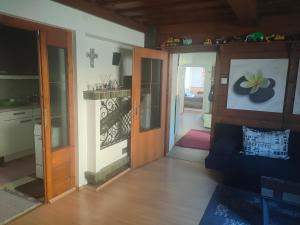 Habitación con puerta abierta y cocina en Holiday Apartment Murtal, en Judenburg