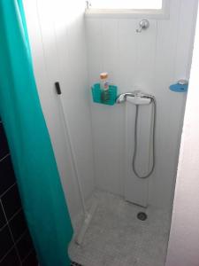 Baño pequeño con ducha en la esquina en Studio 2-ème étage Cœur de Saint-François, en Saint-François 8 fotos más