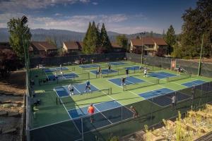 un gruppo di persone che giocano a tennis su un campo da tennis di Sweet Haven - Home with EV Charger near Yosemite a Groveland