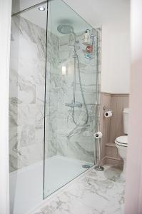 Ένα μπάνιο στο Driftwood Designer Apartment +35 φωτογραφίες