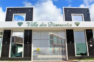 een gebouw met een bord dat readsilla des pharmacies bij Villa dos Diamantes - 14 in Porto Seguro