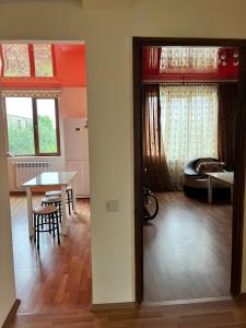 ein Wohnzimmer mit einem Tisch und ein Schlafzimmer in der Unterkunft SHARDEN in Lori Berd