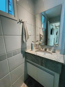 y baño con lavabo y espejo. en BH PARA 2 - STUDIO - Estoril, en Belo Horizonte