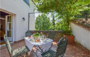 una mesa con un mantel blanco en el patio en Casa Orange en Tissano
