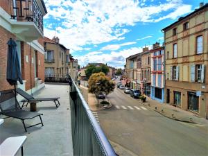a view of a city street from a balcony at Logement à 5 min à pied de la gare Villebourbon et de l'hypercentre - Vue sur Pont Vieux - Grande terrasse - 3 chambres doubles spacieuses - Places de stationnement gratuites in Montauban