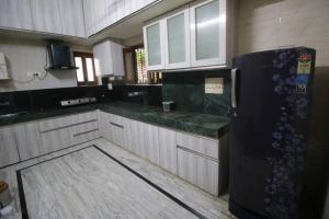 A cozinha ou cozinha compacta de 4BHK Shruti Home Stay
