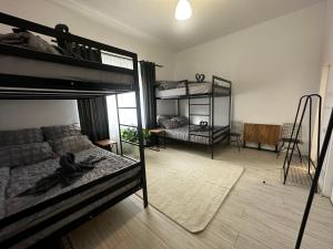 Zimmer mit 2 Etagenbetten und einem Zimmer mit einem Bett in der Unterkunft Zeus in Cluj-Napoca