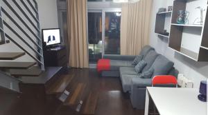 A seating area at Ático,loft ,duplex