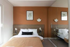 ein Schlafzimmer mit einem großen Bett mit orangefarbenen Wänden in der Unterkunft Sophisticated 2BR Corner Haven w/ Parking & Gym #131 in Istanbul