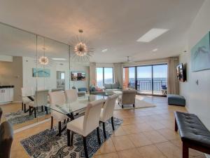comedor y sala de estar con vistas al océano en Seachase 803W by Vacation Homes Collection en Orange Beach