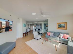 sala de estar con sofá y mesa en Seachase 803W by Vacation Homes Collection en Orange Beach