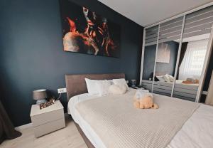 Ένα ή περισσότερα κρεβάτια σε δωμάτιο στο Luxurious Landing Apartment
