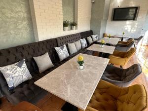 un restaurante con 2 mesas y un sofá en Hedi Sozopol, en Sozopol